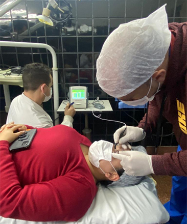El equipo del hospital Presidente Perón de Avellaneda al recibir los equipos.
