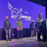 Milei y un acto semivacío. Entre escándalos de corrupción y más gendarmes que simpatizantes.