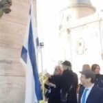 Cipayismo extremo. En Rosario izaron la bandera de Israel en el Monumento a la Bandera Nacional.