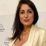 La diputada de La Libertad Avanza Juliana Santillán aseguró haber posado junto al “embajador de Checoslovaquia”, país disuelto hace 34 años.