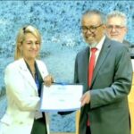 La OMS premia a Cuba por su histórica condición de país libre de transmisión materno-infantil del VIH y la sífilis.