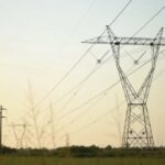 Red de alta tensión. El saqueo avanza: el Gobierno entrega la energía a los amigos de Santiago Caputo para pagarle al FMI.