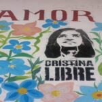 Me voy corriendo a ver, qué escribe en mi pared, la tribu de mi calle…