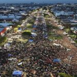 “Hasta que entren todos”: más de un millón de personas para una despedida que se extendería hasta el martes.