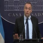 Hay que echarlo. No resiste un archivo: en al menos dos videos Adorni afirmaba no haber invertido nunca en Bitcoin.