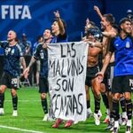 “Las Malvinas son Argentinas”. Fue la bandera que apareció en la cancha al término del partido frente a Inglaterra  y la llevaron los propios jugadores argentinos.