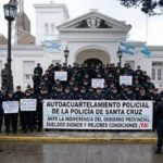 Arde Santa Cruz. Policías acuartelados acampan frente a la residencia del Gobernador.
