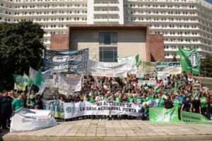Movilización al Edificio Libertad de la Armada para oponerse al cierre de la Base Aeronaval Punta Indio