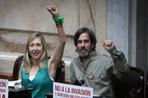 “Le hackeron las neuronas o Estados Unidos lo está usando…”