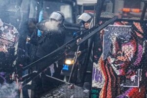 Barbarie. Un policía federal le disparaba directo al pecho a un periodista en la marcha del pasado jueves 15.