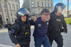 El sacerdote “Paco” Olveira y dos manifestantes fueron detenidos este viernes en una movilización en la Plaza de Mayo