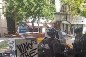 El diputado Horacio Pietragalla trató de evitar que Policías de la Ciudad de Buenos Aires le arrebaten frutas a un vendedor con discapacidad